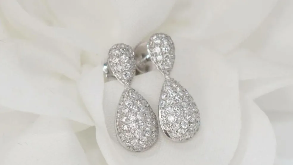 Pendants d'oreilles en or blanc et diamants