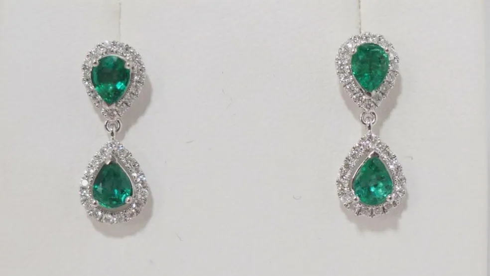 Pendants d'Oreilles Or Blanc, Emeraudes Et Diamants