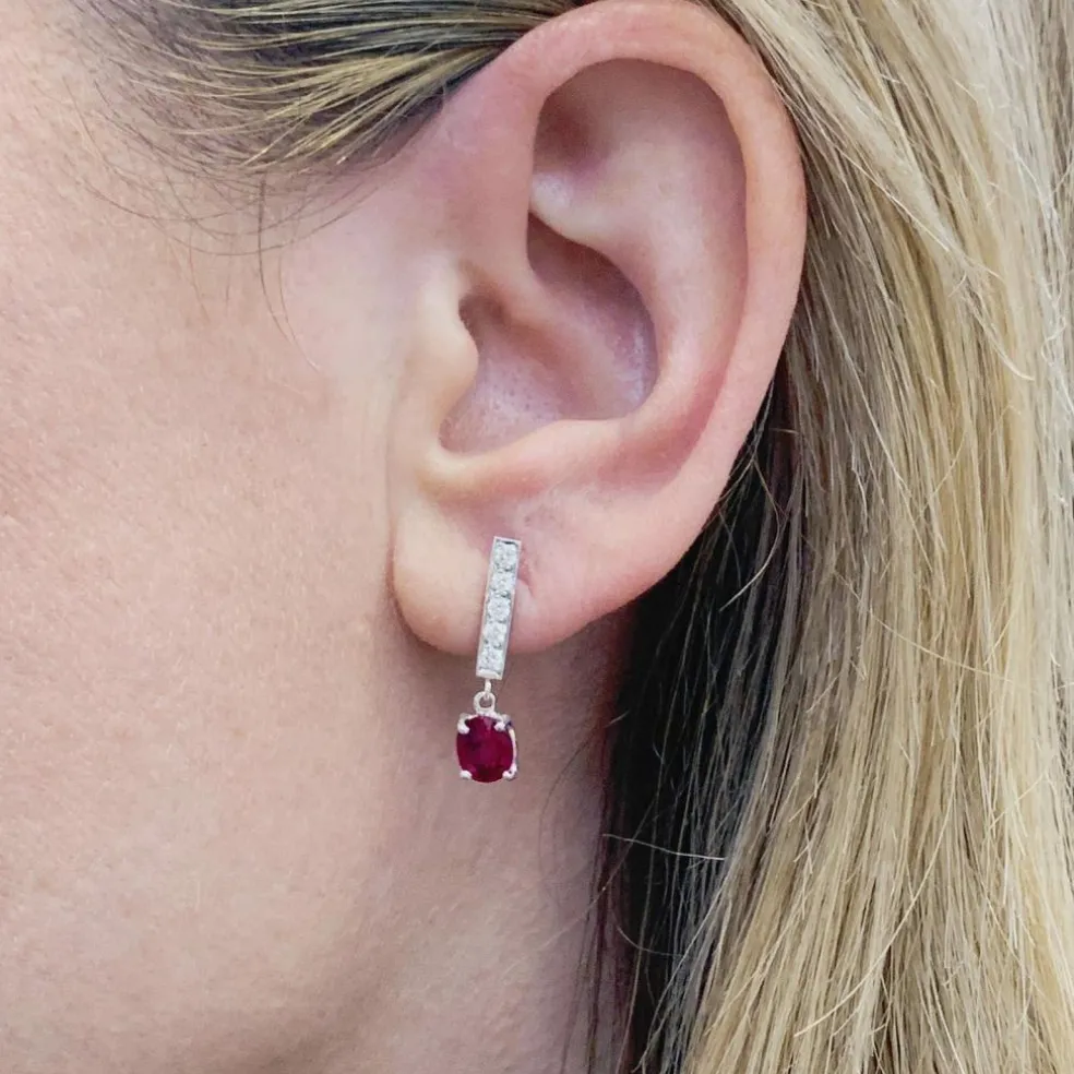 Pendants d'oreilles or blanc, diamants et rubis.