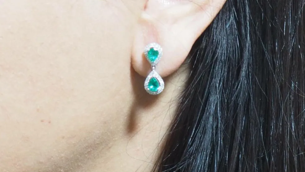 Pendants d'Oreilles Or Blanc, Emeraudes Et Diamants