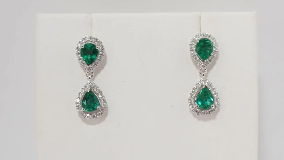 Pendants d'Oreilles Or Blanc, Emeraudes Et Diamants