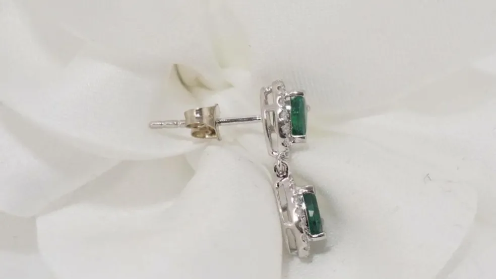 Pendants d'Oreilles Or Blanc, Emeraudes Et Diamants