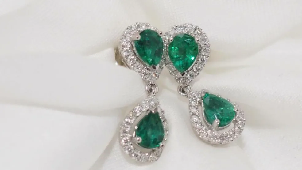 Pendants d'Oreilles Or Blanc, Emeraudes Et Diamants