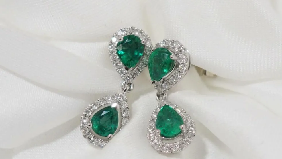 Pendants d'Oreilles Or Blanc, Emeraudes Et Diamants