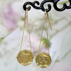 Pendants d'oreilles or jaune et médailles