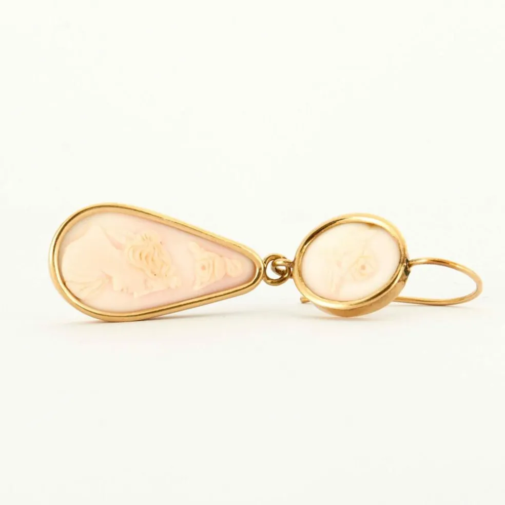 Pendants d'oreilles XIXème, camées, or jaune