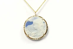 Pendentif - Broche Années 50 en or jaune 18 carats serti d'un camée sur agate