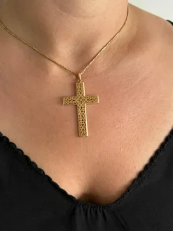 Pendentif - croix en or ajouré