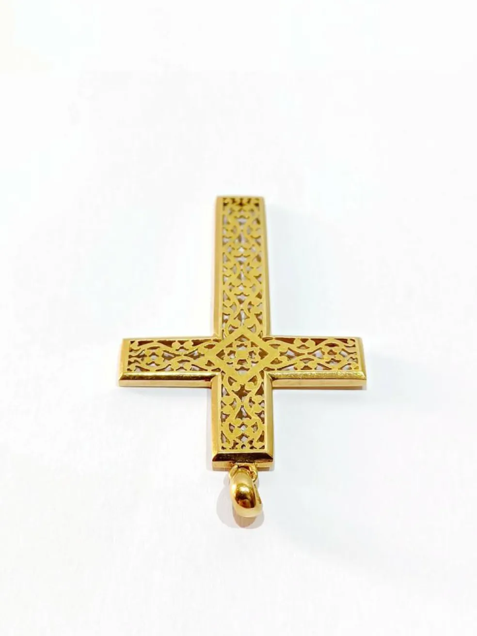 Pendentif - croix en or ajouré