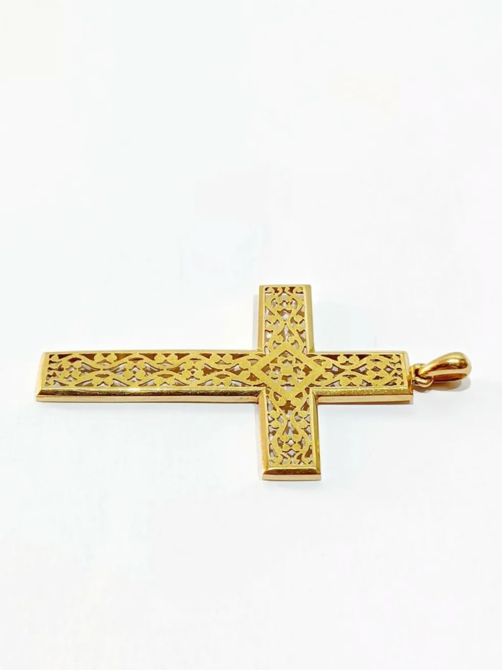 Pendentif - croix en or ajouré