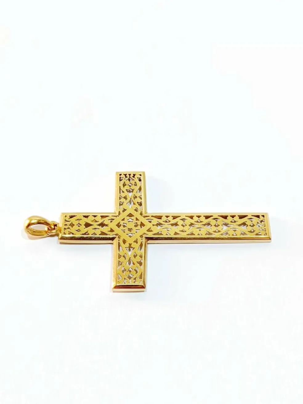 Pendentif - croix en or ajouré