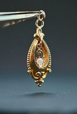 Pendentif ajouré en or 18 carats avec perles