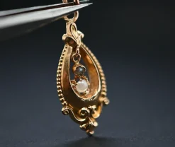 Pendentif ajouré en or 18 carats avec perles