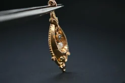 Pendentif ajouré en or 18 carats avec perles