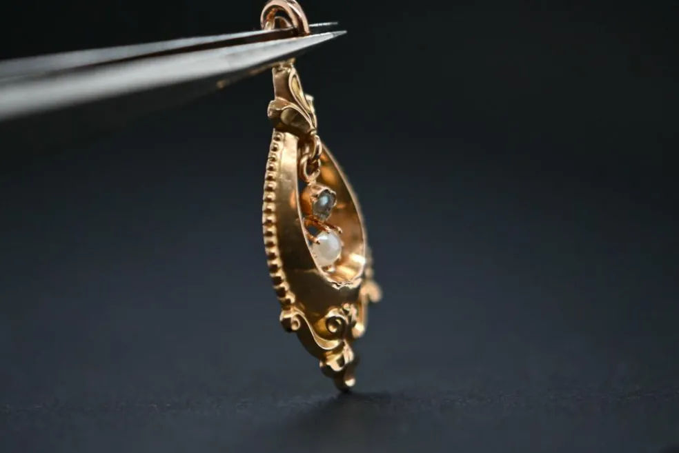 Pendentif ajouré en or 18 carats avec perles