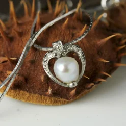 Pendentif ancien et sa chaine perle fine et diamants