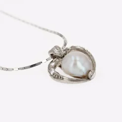 Pendentif ancien et sa chaine perle fine et diamants
