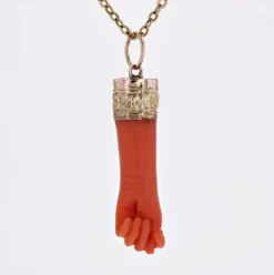 Pendentif ancien main en corail