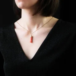 Pendentif ancien main en corail