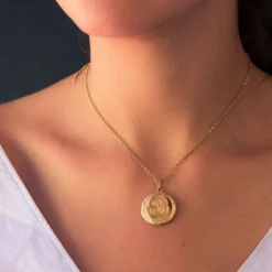 Pendentif ancien médaillon ciselé