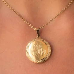 Pendentif ancien médaillon ciselé
