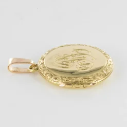 Pendentif ancien médaillon ciselé