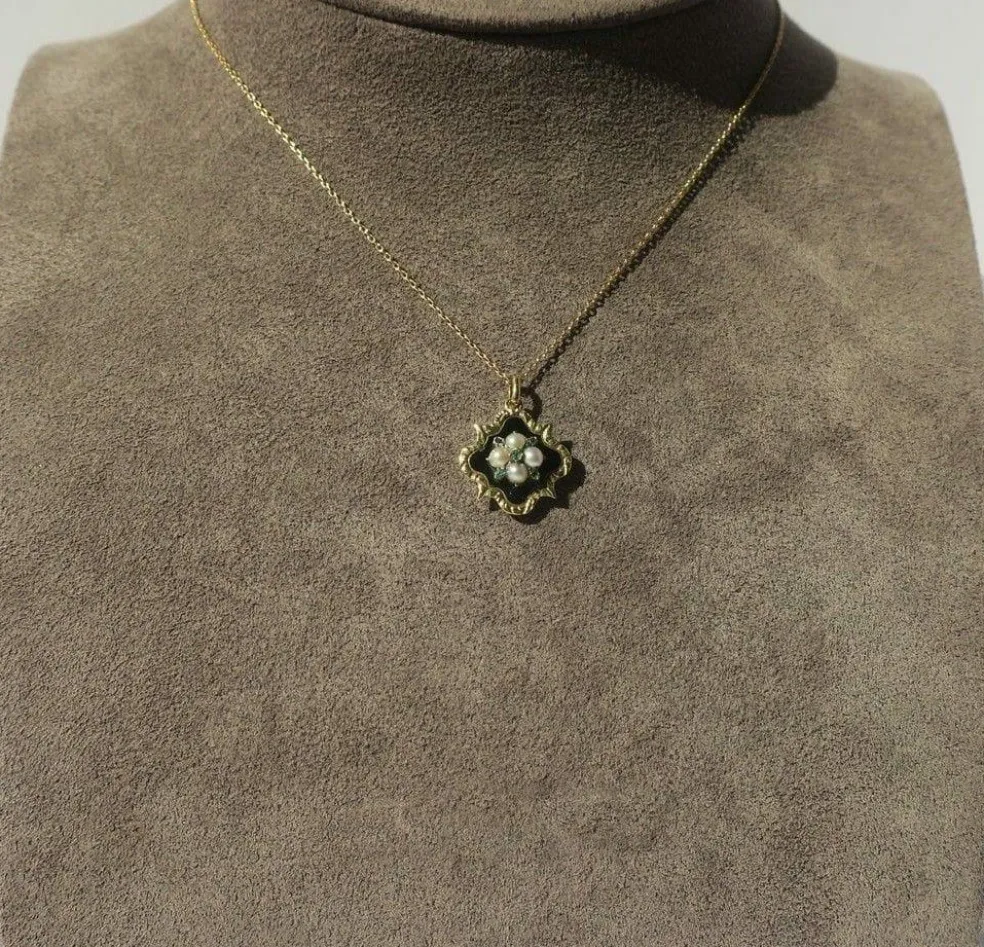 Pendentif ancien trèfle or rose, perles, émeraudes, émail