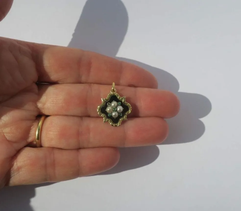Pendentif ancien trèfle or rose, perles, émeraudes, émail