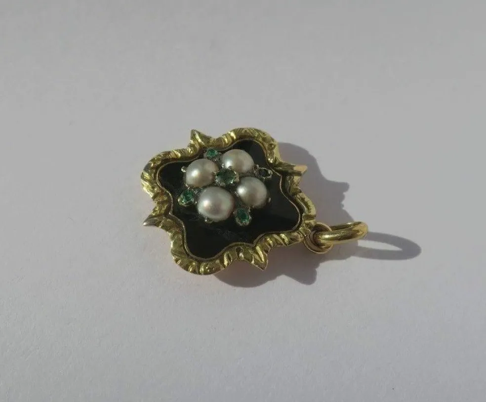 Pendentif ancien trèfle or rose, perles, émeraudes, émail