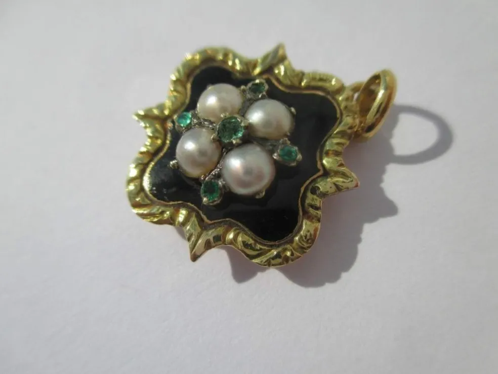 Pendentif ancien trèfle or rose, perles, émeraudes, émail