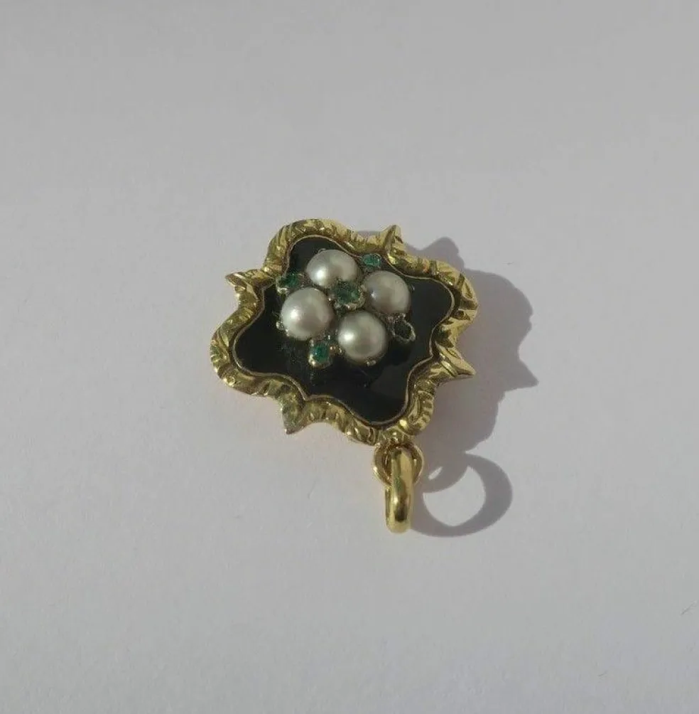Pendentif ancien trèfle or rose, perles, émeraudes, émail