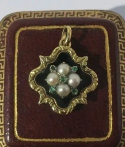 Pendentif ancien trèfle or rose, perles, émeraudes, émail