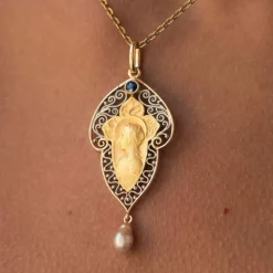 Pendentif ancien Vierge saphir perle fine