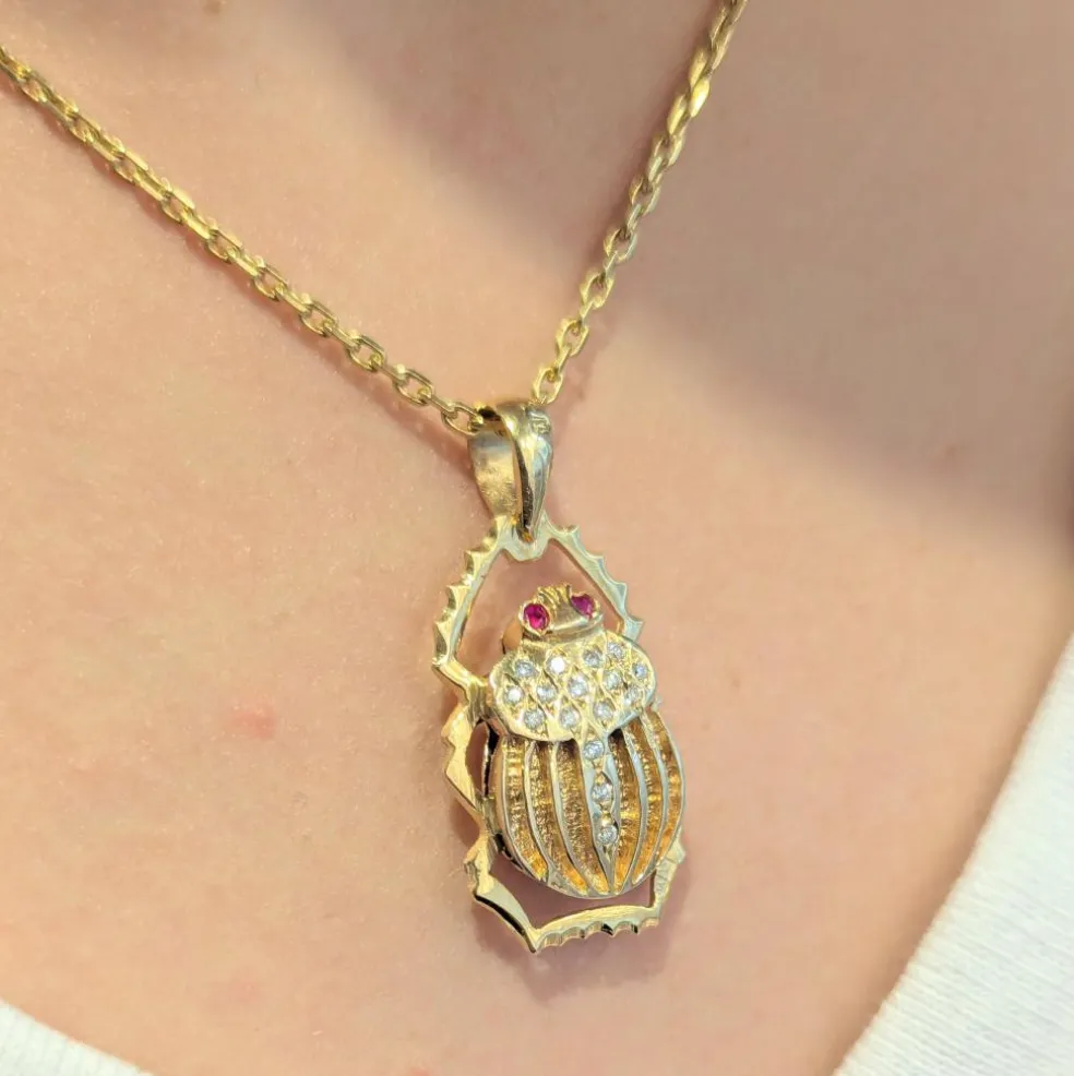 Pendentif animalier en or jaune diamants et rubis