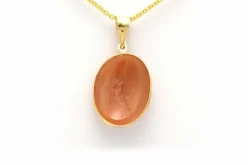 Pendentif Années 70 en or jaune 18 carats serti d'un camée