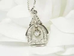 Pendentif art déco des années 30 en or blanc et diamants