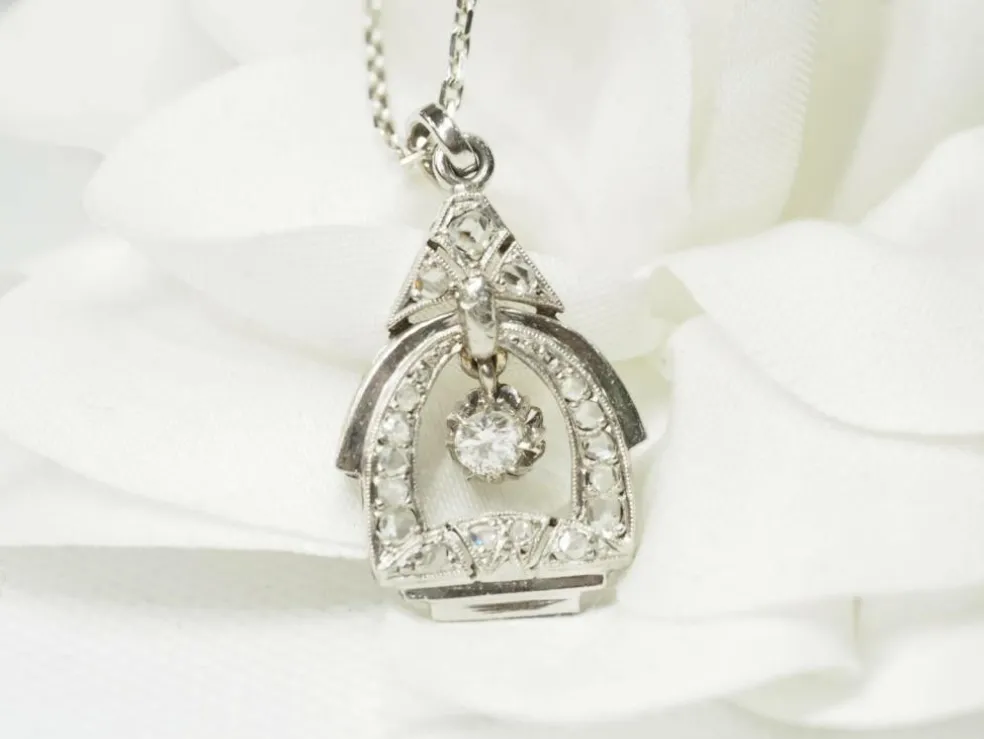 Pendentif art déco des années 30 en or blanc et diamants