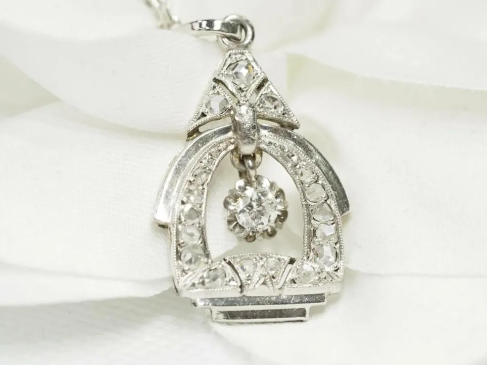 Pendentif art déco des années 30 en or blanc et diamants