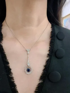 Pendentif Art Déco en platine, diamants et saphir, vers 1920.