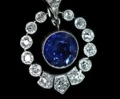Pendentif Art Déco en platine, diamants et saphir, vers 1920.