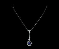 Pendentif Art Déco en platine, diamants et saphir, vers 1920.