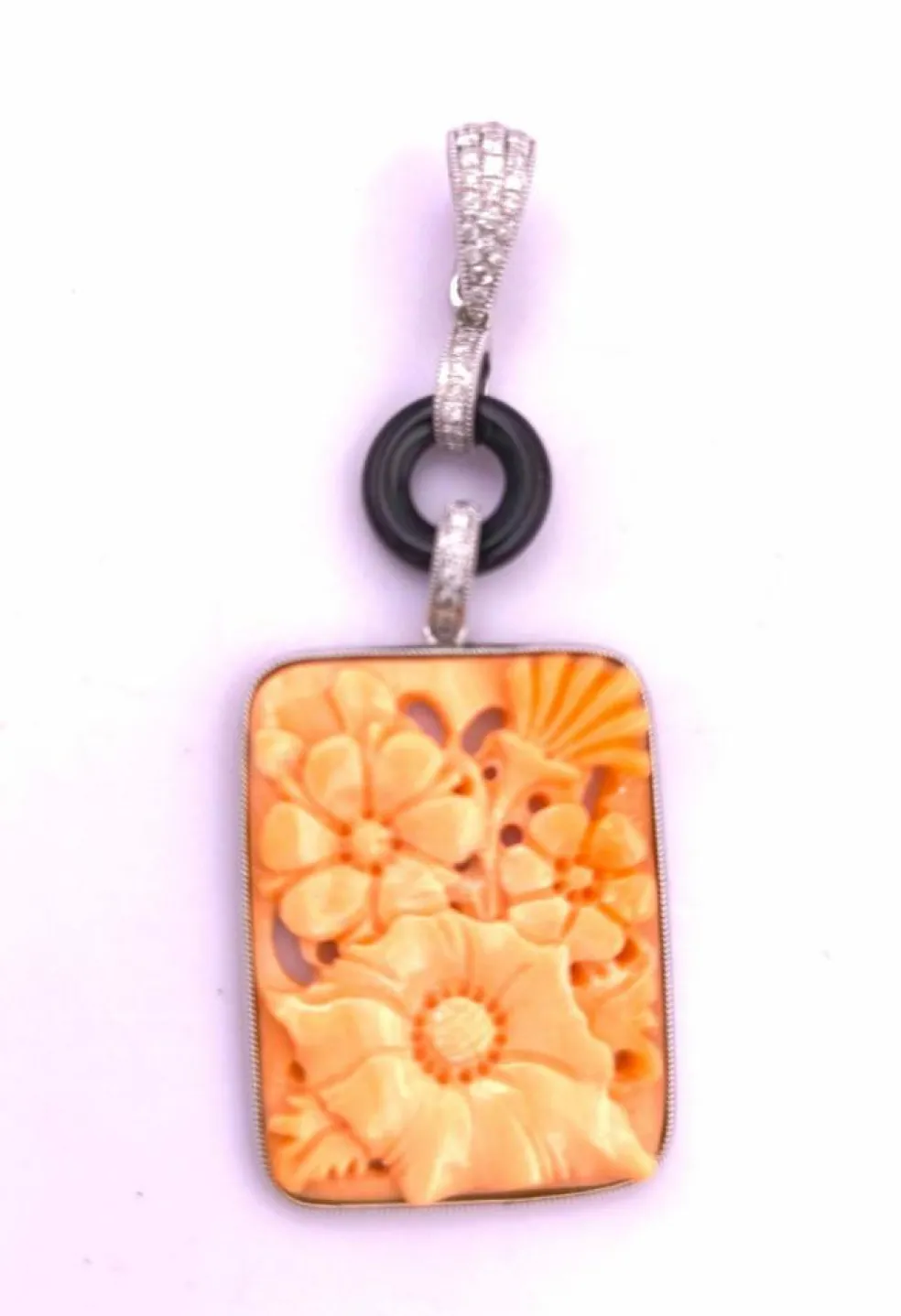 Pendentif art deco en or orné de corail onyx et diamants