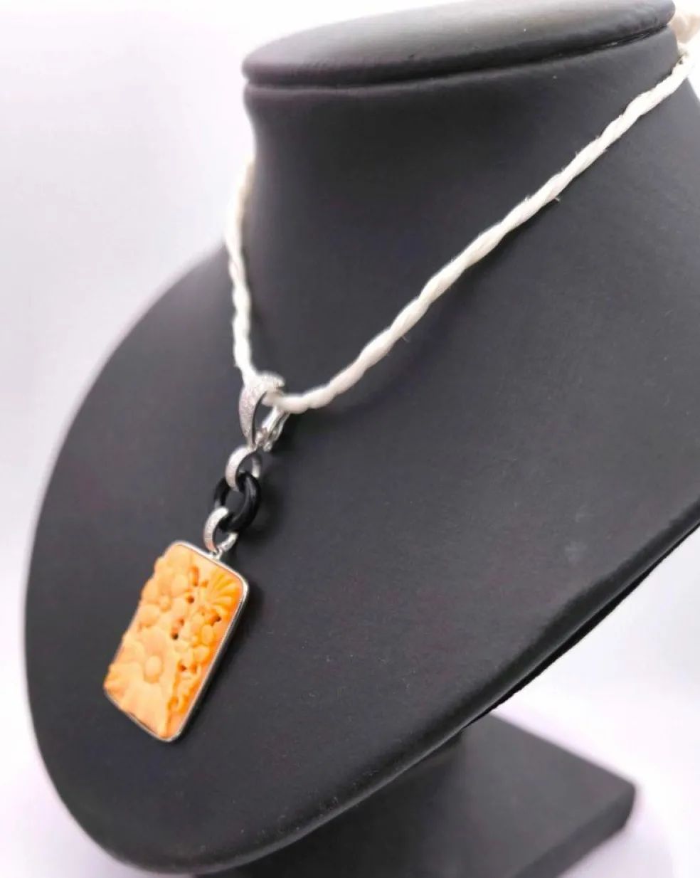 Pendentif art deco en or orné de corail onyx et diamants