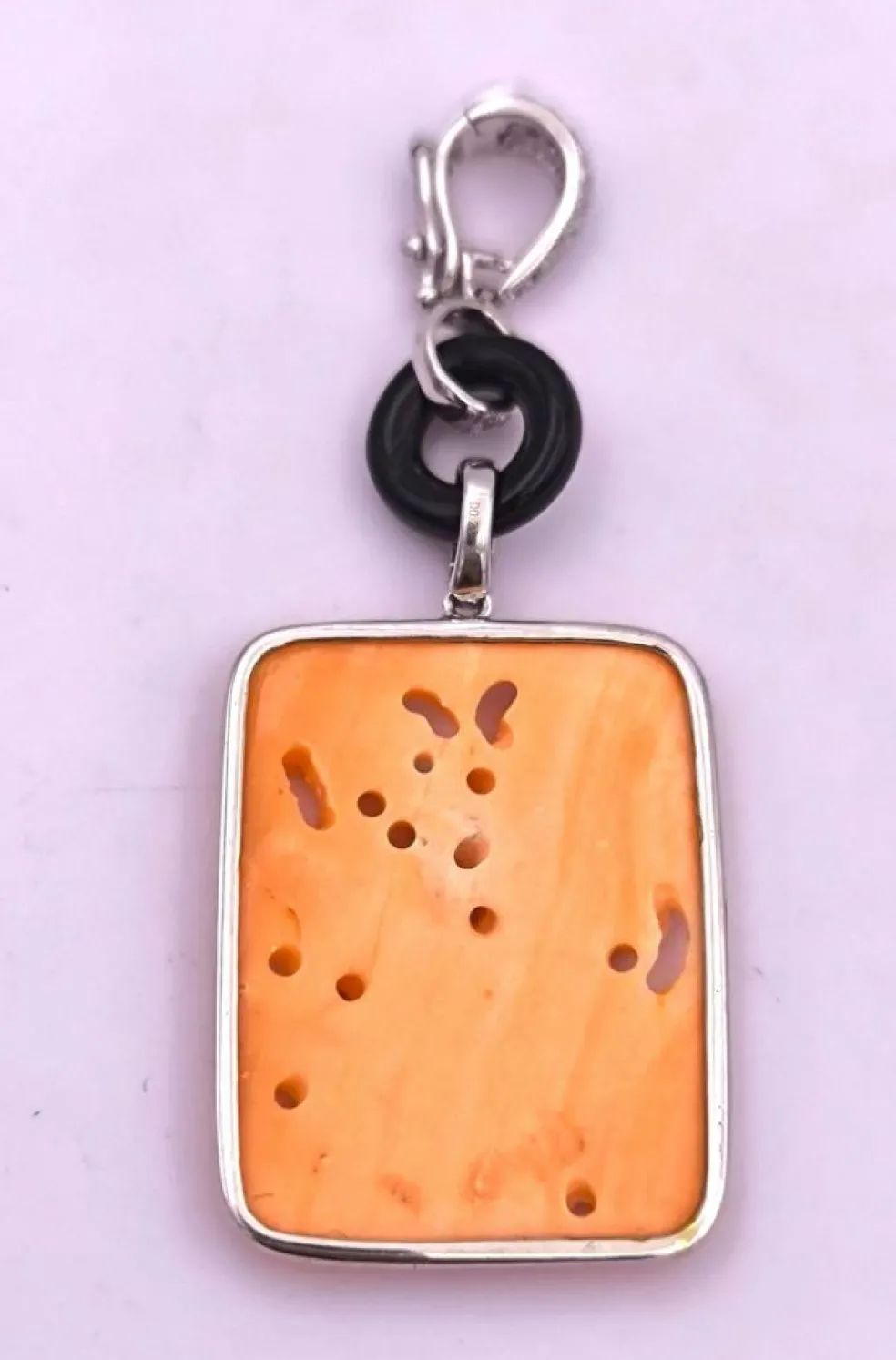 Pendentif art deco en or orné de corail onyx et diamants