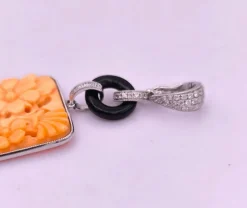 Pendentif art deco en or orné de corail onyx et diamants