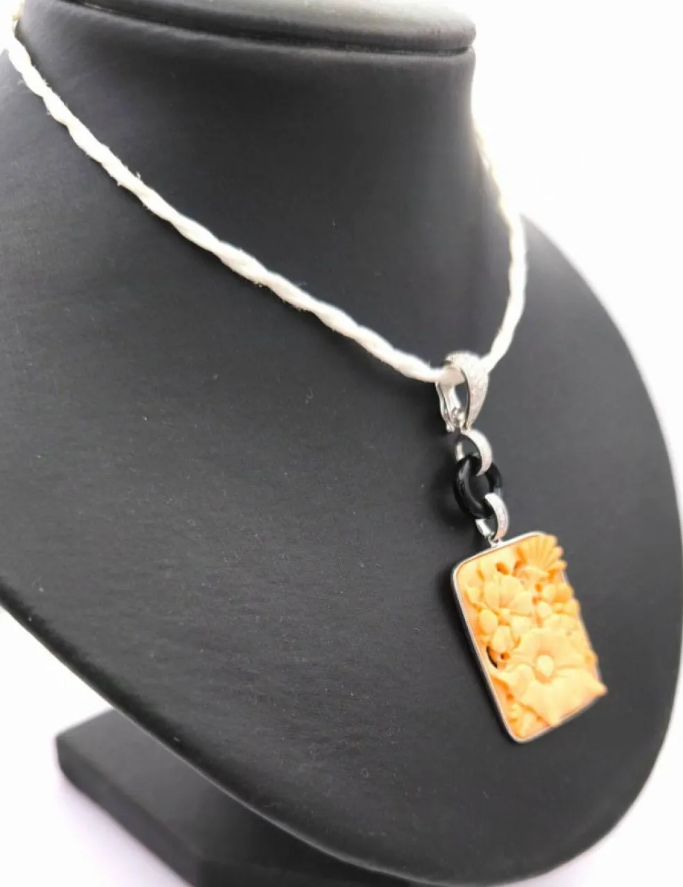 Pendentif art deco en or orné de corail onyx et diamants