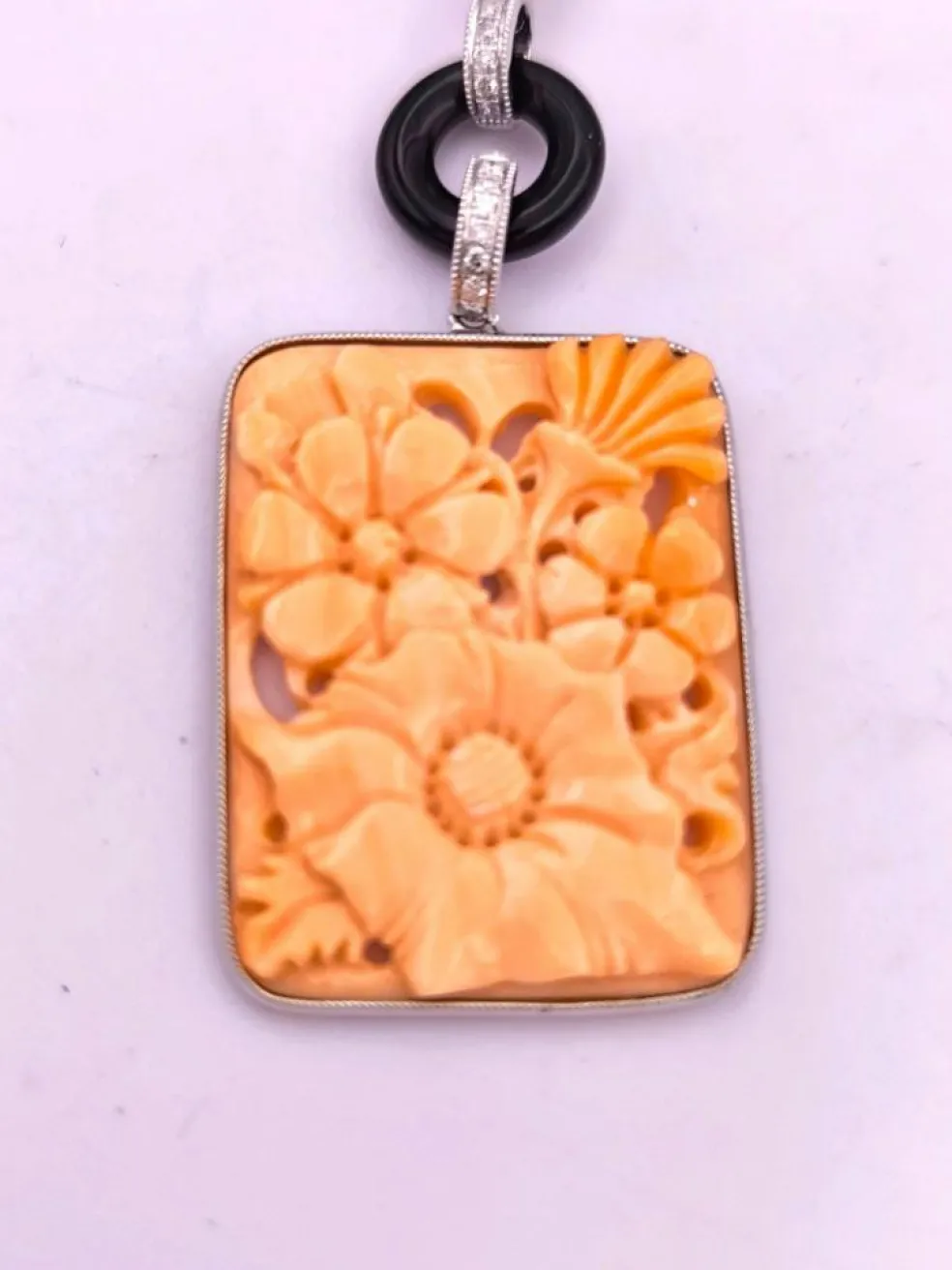 Pendentif art deco en or orné de corail onyx et diamants