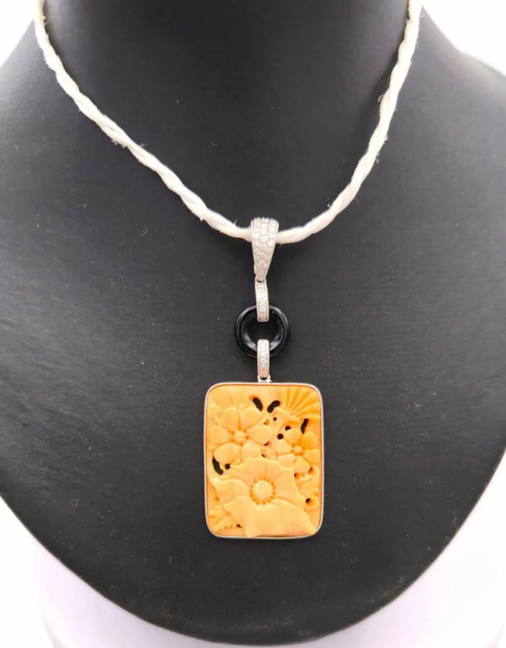 Pendentif art deco en or orné de corail onyx et diamants