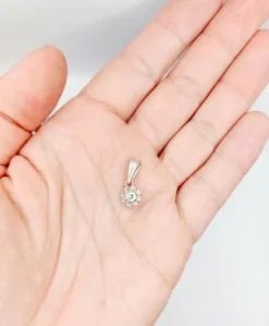 Pendentif art deco or blanc 18k diamant taille brillant 0,15 carats