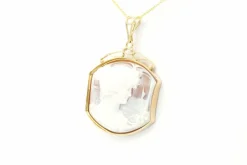 Pendentif Art Nouveau en or jaune serti d'un camée